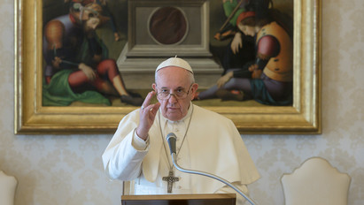 Ilyen még nem volt: bekeményített a pápa a kamuszerződések miatt