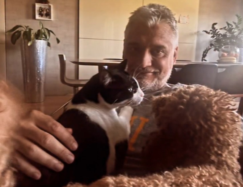 Čeda Jovanović u domu sa ljubimcima