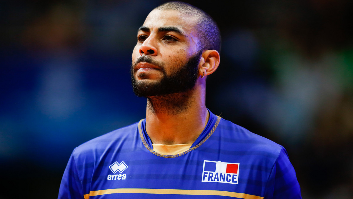 Earvin N'Gapeth, skrzydłowy reprezentacji Francji i DHL Modena, został w poniedziałek skazany na trzy miesiące pozbawienia wolności w zawieszeniu za uderzenie kontrolera pociągu TGV. N'Gapeth został zatrzymany przez policję w lipcu w Paryżu, domagał się, by opóźniono dla jego przyjaciela odjazd pociągu.