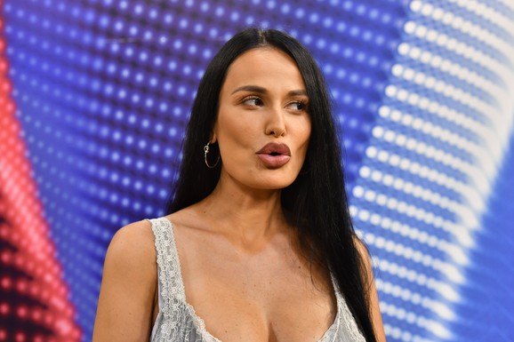 OVO JE NOVI DEČKO INDI ARADINOVIĆ! Ljube se nasred ulice i ne mare za komentare: Pevačica obukla minić, a on je grli i ne pušta