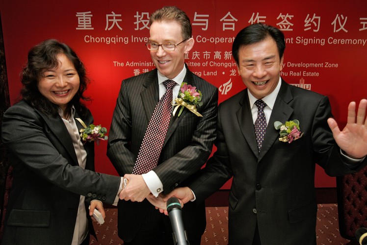 <b>Wu Yajun (po lewej), Chiny</b>
<br>
<br>
Majątek: 4,3 miliarda dolarów
<br>
<br>
Kiedyś dziennikarka, w 1994 roku założyła w Pekinie firmę deweloperską Longfor.
<br>
Do swojego rozwodu w zeszłym roku był też najbogatszą kobietą w Chinach.