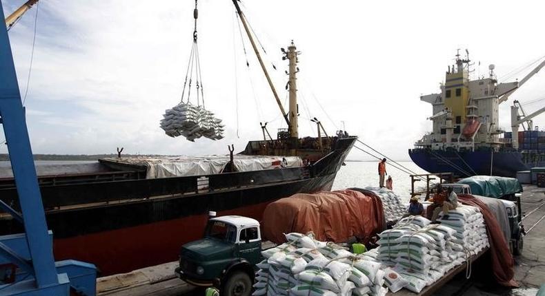 Kenyan port workers load relief food to a Somalia-bound ship at the Kenyan port of Mombasa, October 10 2011 . REUTERS/Joseph Okanga