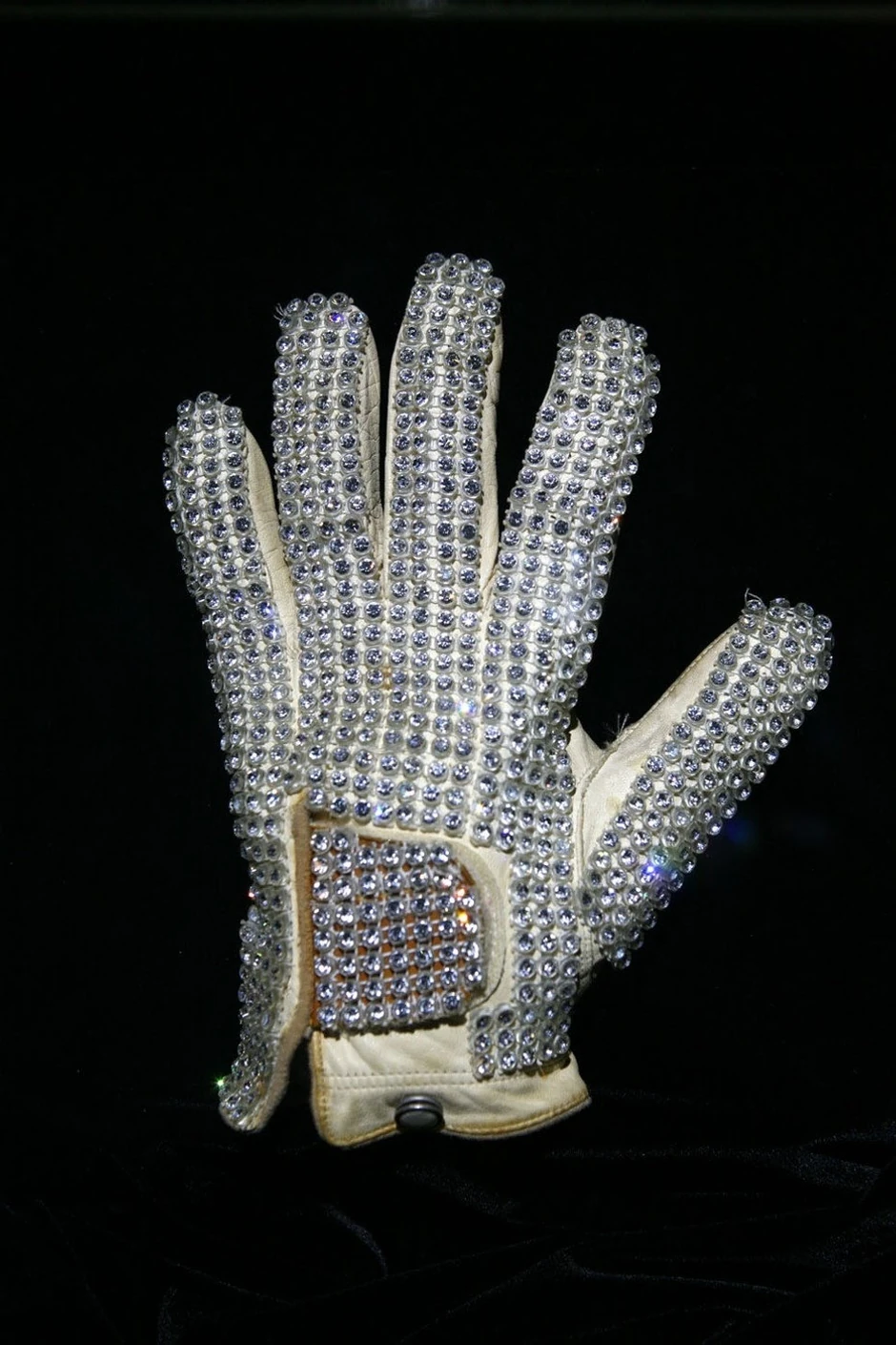 Mangue moći da zadrži čuvenu rukavicu optočenu kristalima, koju je Majkl Džekson nosio na turneji kojom je promovisao album “Bad”