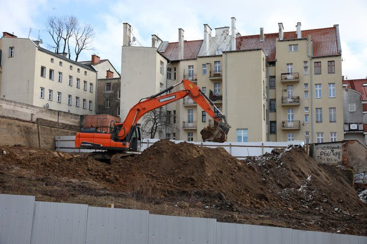 Apartamentowiec między kamienicami w Śródmieściu Olsztyna. Pomimo protestów, ruszyły roboty [ZDJĘCIA]