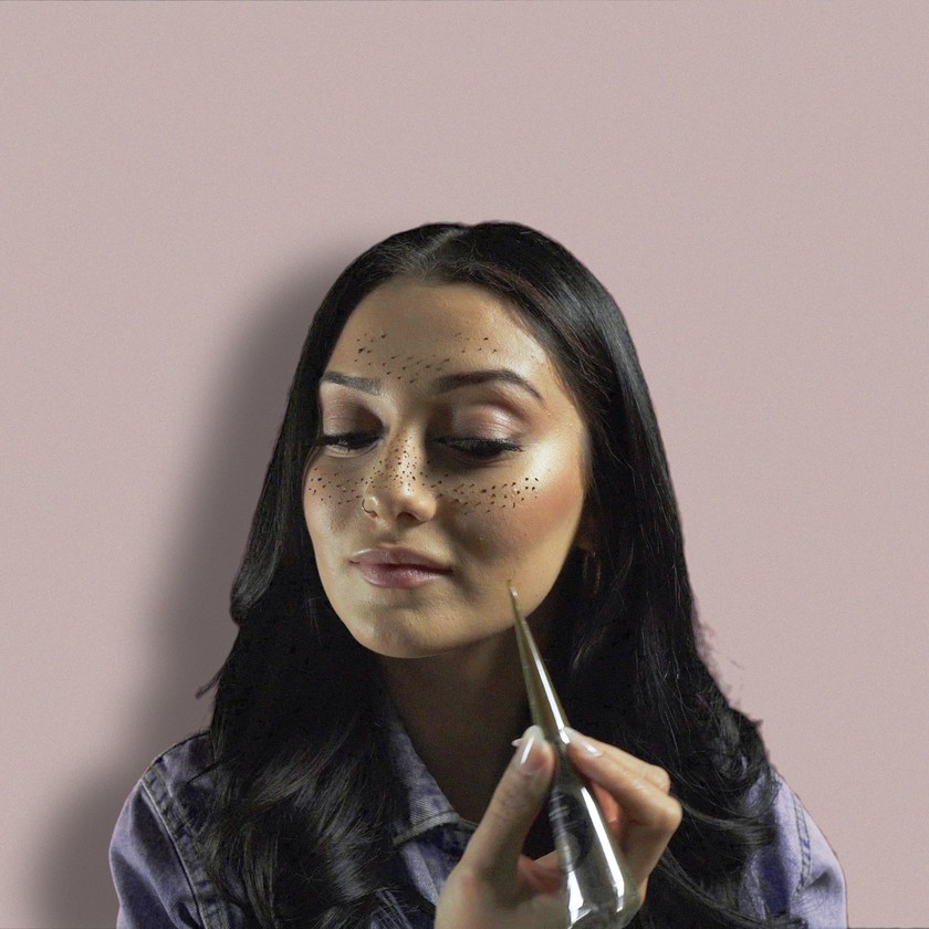 Tendance «no make-up»: le naturel est en vogue, et les taches de rousseur aussi. 