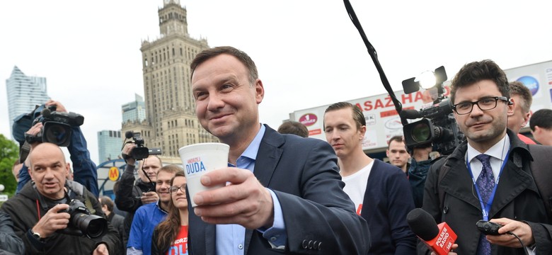 Duda rano ruszył do pracy. Rozdawał kawę przed stacją metra. ZDJĘCIA