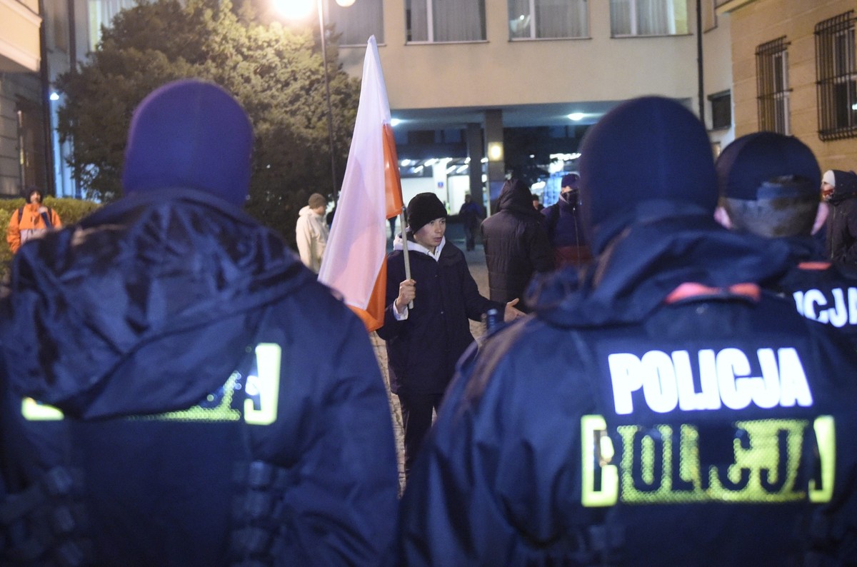 Policja przed siedzibą PKW