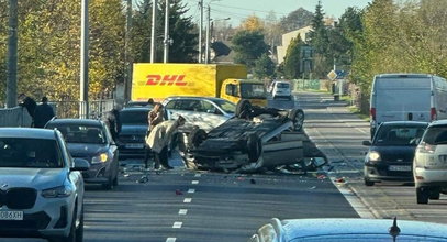 Groźny karambol w Częstochowie. Jedno z aut wystrzeliło w powietrze