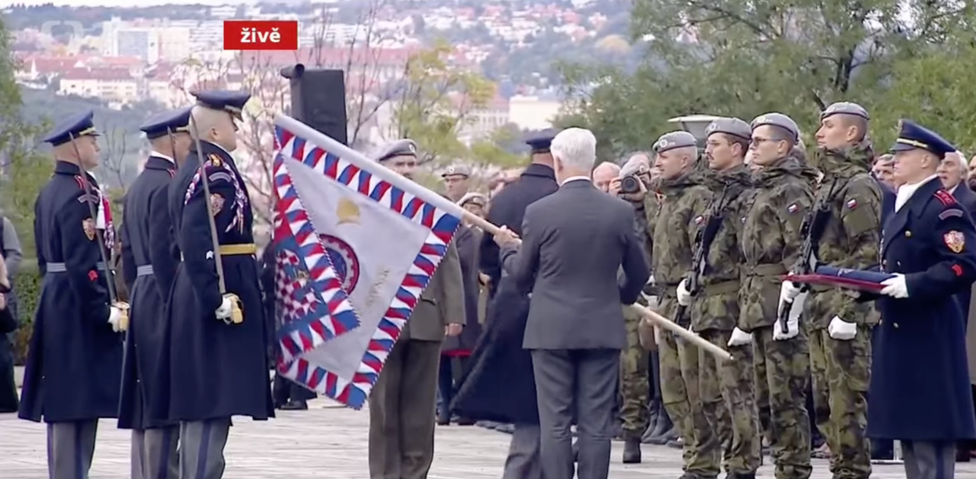 Českému prezidentovi Petrovi Pavlovi sa „podaril“ menší trapas.