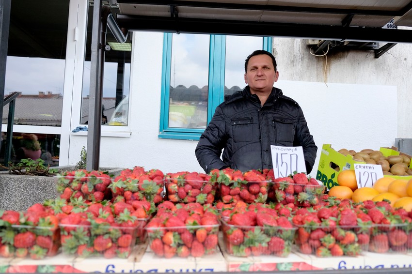 Jagode na Bajloni pijace pojeftinile su za mesec dana
