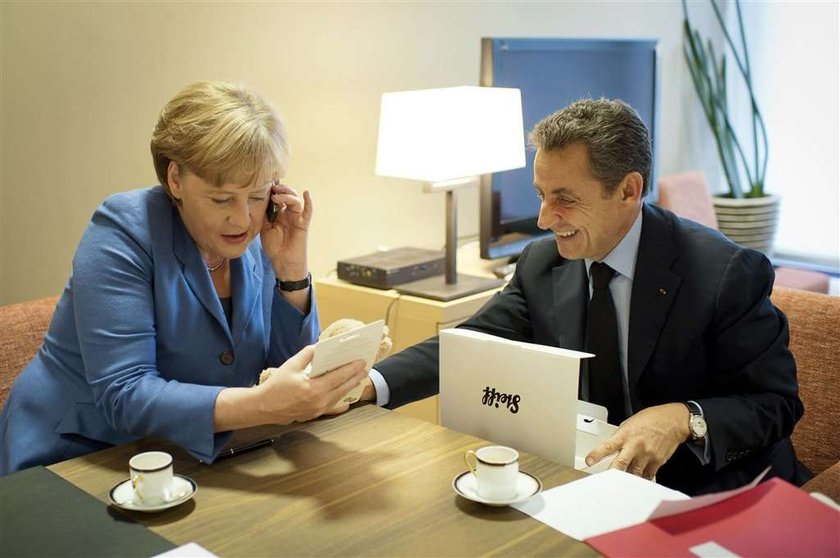 Sarkozy został obdarowany przez Merkel. Co dostał?