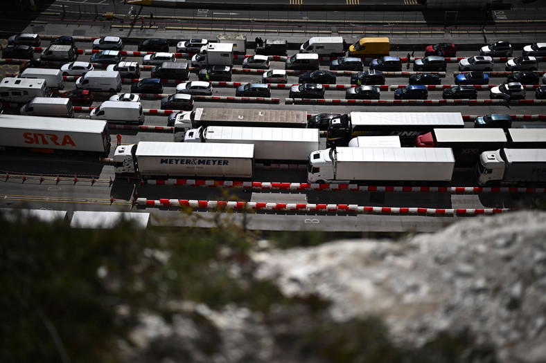 Ciężarówki z kontenerami i pasażerowie zmierzający na wakacje stoją w kolejce w porcie Dover przed wejściem na pokład promów płynących do Europy kontynentalnej, 7 kwietnia 2023 r.