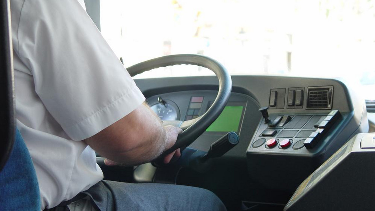 Wypadek miał miejsce 15 marca br. Kierujący autobusem komunikacji miejskiej nie zachował należytej ostrożności i przejechał po nodze 74-letniej pasażerki. Starsza kobieta trafiła do szpitala w ciężkim stanie. Lekarze byli zmuszeni amputować nogę. Kierowcy grozi surowa kara.