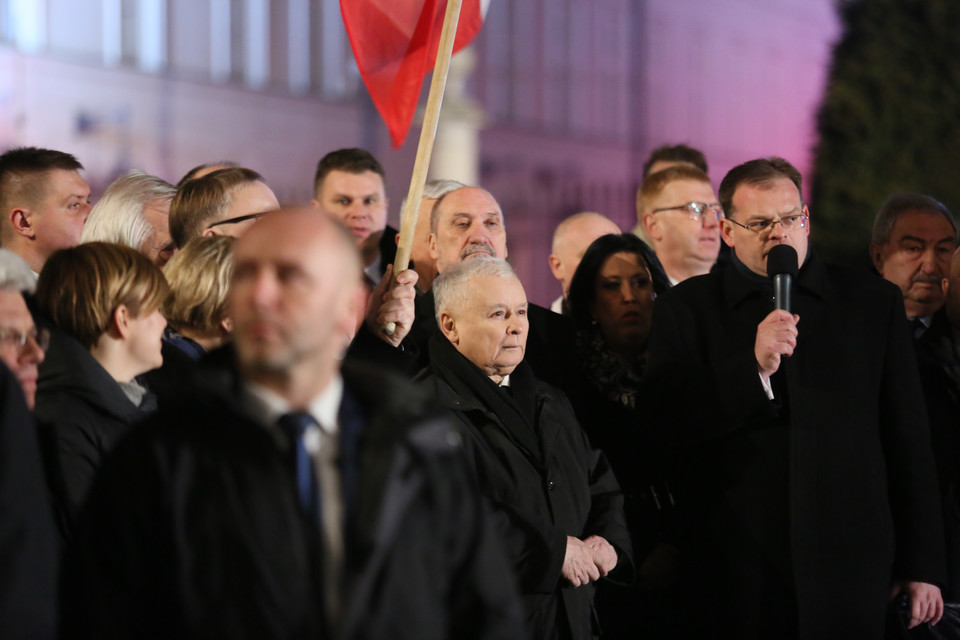  Prezes PiS Jarosław Kaczyński wśród uczestników marszu przed Pałacem Prezydenckim