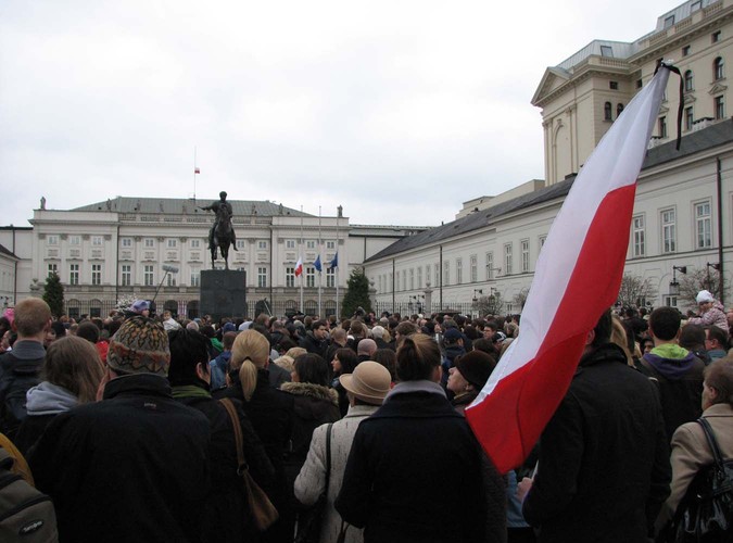 Tłumy ludzi przed Pałacem Prezydenckim