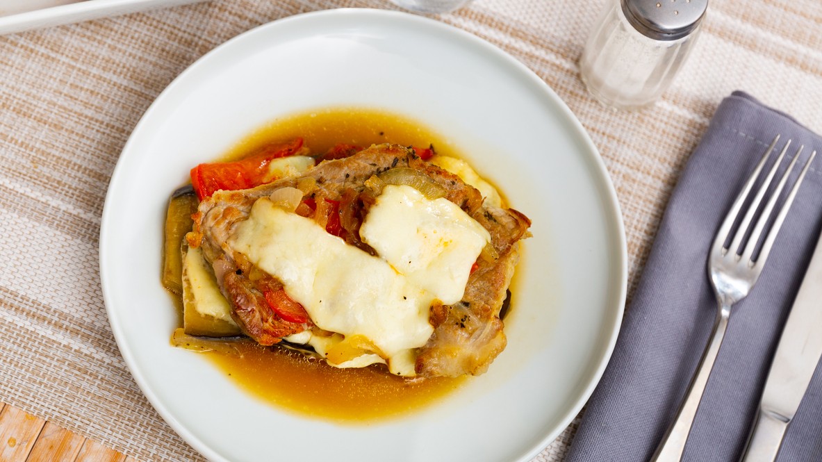 Bravčové karé zapečené pod perinkou zo zeleniny a syra je šťavnaté, jemné a chutnejšie než klasické rezne. 