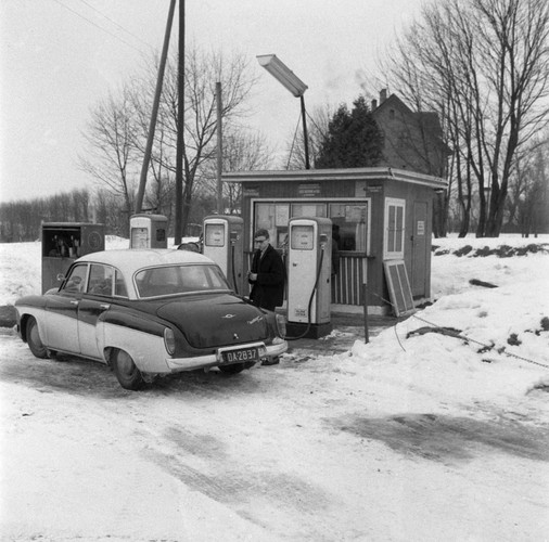 W momencie wprowadzenia w Polsce kartek, rozpoczęto także sprzedaż niereglamentowaną po cenach ponad dwukrotnie wyższych. Łatwiej można było kupić cukier, wędliny, mleko i sery, ale też i towary luksusowe. 

W odmienny sposób była realizowana reglamentacja benzyny. Najpierw stacje benzynowe miały obowiązek podczas każdego tankowania wbijać stosowny stempel w dowodach opłaty składki ubezpieczeniowej pojazdu, potem zaczęto wydawać odpowiednie karty do stemplowania, wreszcie 'standardowe' kartki z wycinanymi kuponami. 

Stacja benzynowa z czasów PRL, 1964 r.