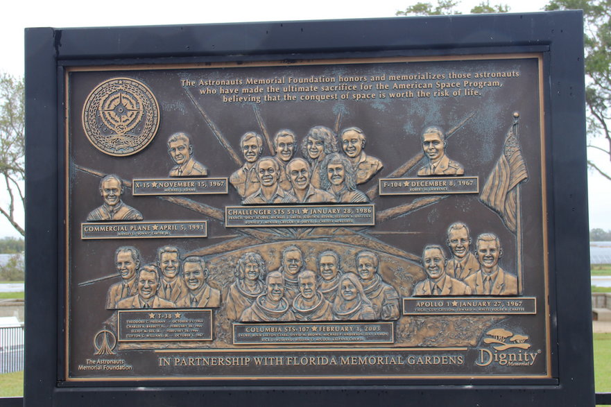 Umieszczona w Centrum Kosmicznym im. Kennedy'ego na Florydzie tablica pamiątkowa, którą poświecono pamięci tragicznie zmarłych astronautów. Załoga promu "Challenger" jest umieszczona pośrodku górnej części tablicy