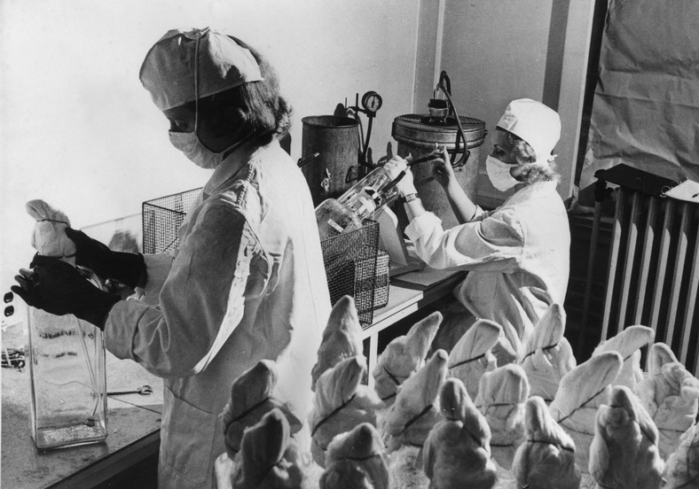 Laborantki podczas pracy nad szczepionką