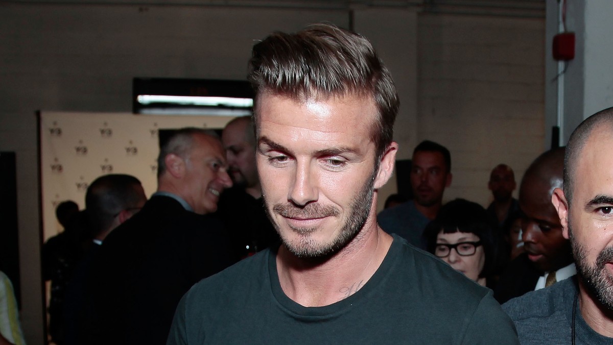 David Beckham w Paryżu został powitany jak prawdziwa gwiazda. Na Polach Elizejskich, gdzie pojawił się piłkarz czekało na niego wielu fanów.