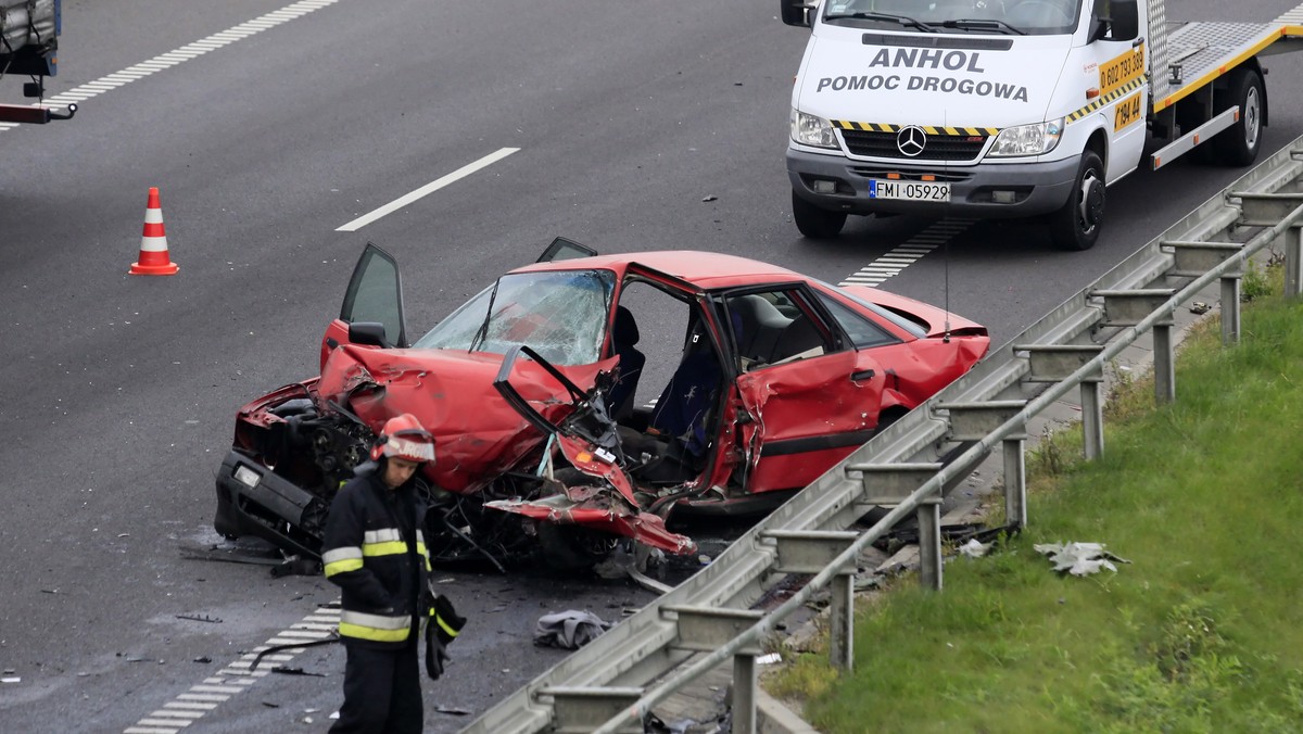 Wypadek na krajowej "trójce", fot. PAP/Lech Muszyński