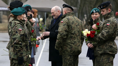 Minister obrony narodowej Antoni Macierewicz spotkał się z żołnierkami