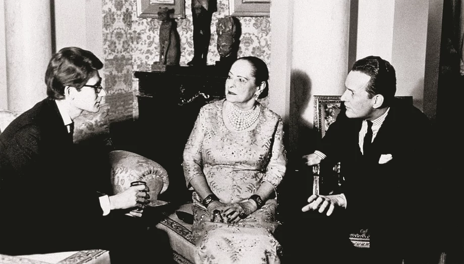 Przez wiele lat Rubinstein dzieliła życie między Amerykę a Paryż. Tu na zdjęciu z Ives’em SaintLaurentem (z lewej) i Patrickiem O’Higginsem, osobistym sekretarzem i wieloletnim przyjacielem