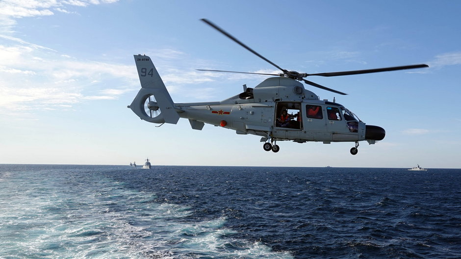 Helikopter chińskiej marynarki wojennej podczas wspólnych manewrów z rosyjską marynarką wojenną. Rosja, październik 2021 r.