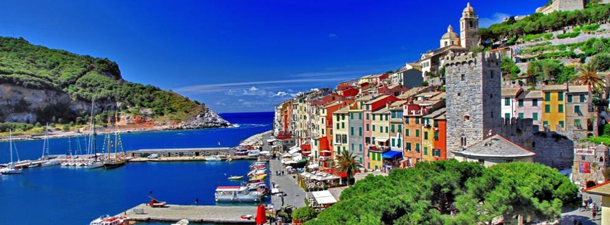 Portovenere – przez niektórych miasto nazywane jest bramą do Cinque Terre. Miasteczko wyróżnia się swoim portem jachtowym oraz górującym nad miastem zamkiem.