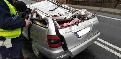 Auto dachowało w rowie. Podróżowało nim 5 młodych osób