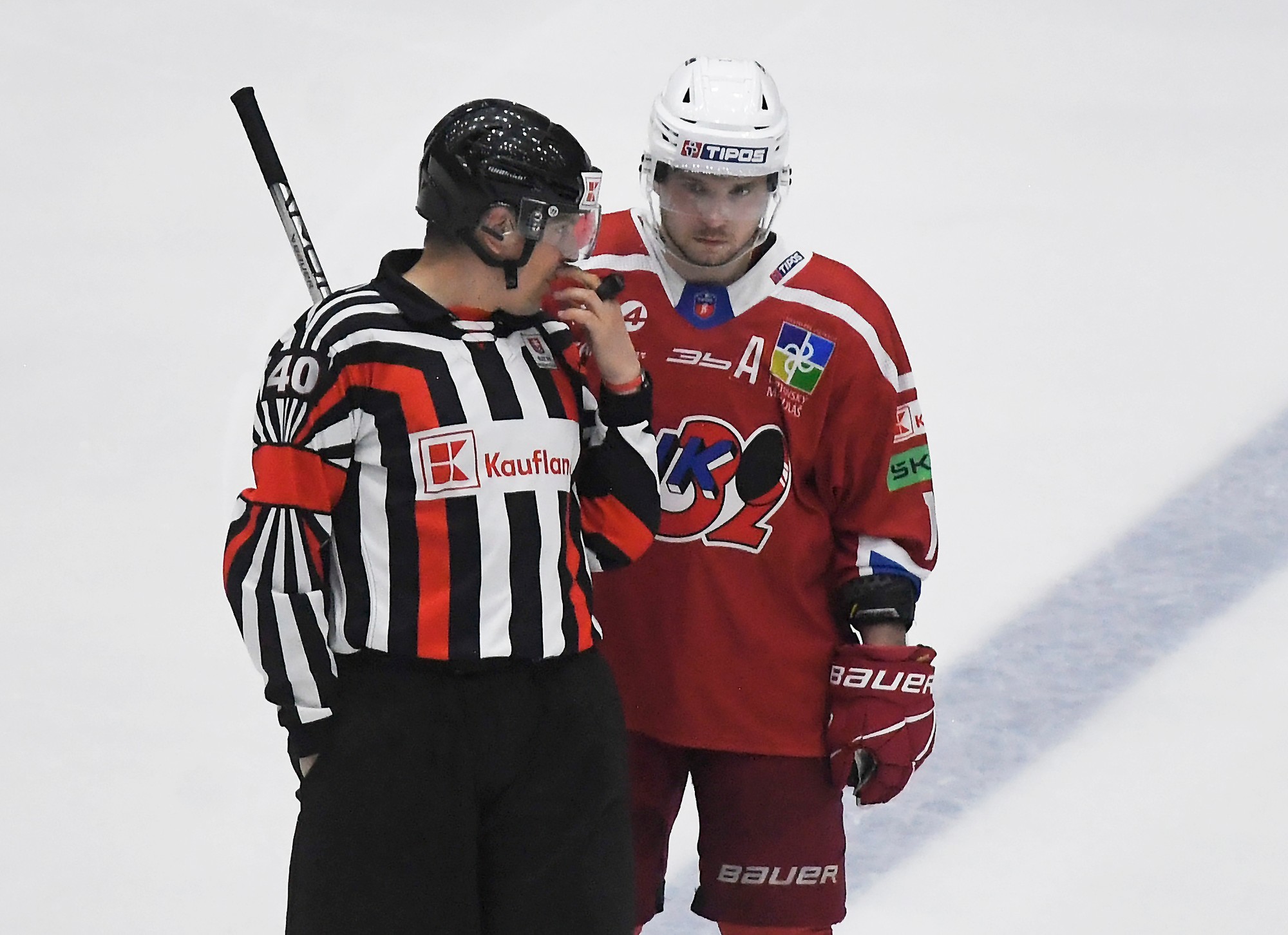 Na snímke vpravo hokejista Martin Réway.