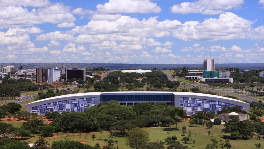 Rzesze robotników, które przyjechały budować swoją stolicę już tam zostały, osiedlając się na stałe wokół idealnego miejskiego 'serca' w kształcie kondora. Ci migranci (nazywani 'candangos') często po prostu nie mieli za co wrócić do swoich domów. To była ich szansa na lepsze życie, tak jak dla kolejnych rodzin, które przybywały do miasta. W ten sposób Brasilia rozrosła się, choć pierwotnie miała być jedynie urzędniczym rajem. Na zdjęciu: panorama Brasilii