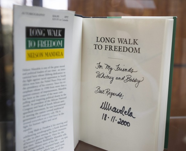 Książka z dedykacją od Nelsona Mandeli dla Whitney Houston