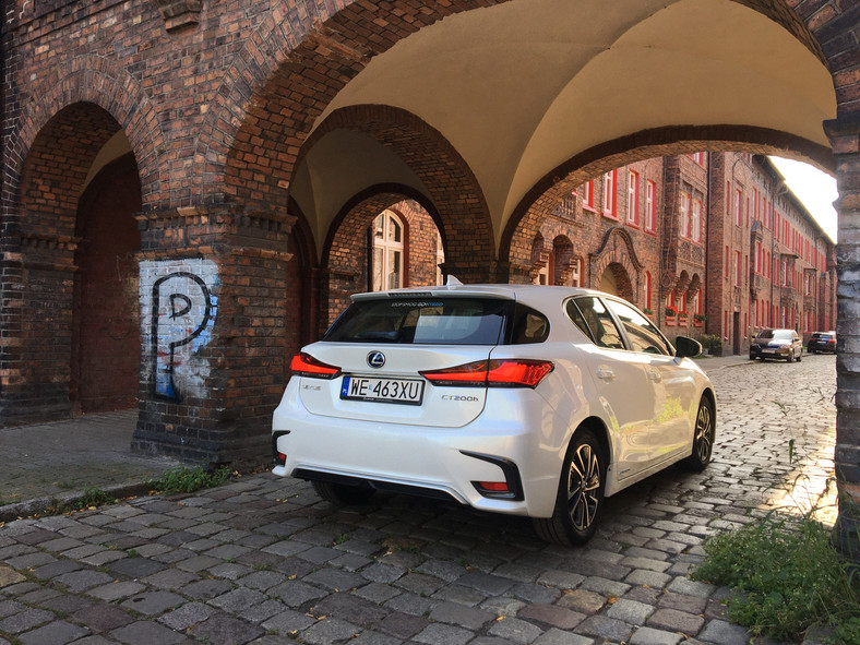 Lexus CT 200 h – coraz starrszy, i coraz tańszy