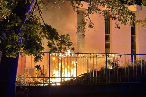 VATRA BUKNULA ZBOG OLUJE  Oglasio se EPS posle požara u dvorištu zgrade u Novom Sadu