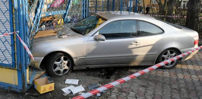 Horror w Stalowej Woli. Nastolatek wjechał w kiosk. Jedna osoba nie żyje