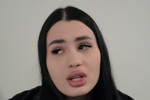 "TEŠKO MI JE, TUŽNO ME JE GLEDAO" Zorana Mićanović plače na aerodromu: Otkrila potresne detalje razgovora sa Darkom Lazićem nakon smrti njegovog rođenog brata (Video)