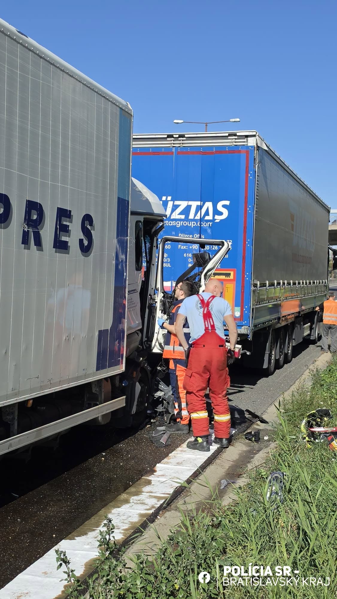 Na D2 pred tunelom Sitina smerom do ČR sa zrazili 2 kamióny. 