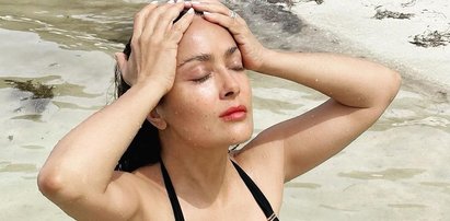 Salma Hayek medytuje na plaży w bikini. Powiemy tylko jedno: WOW!