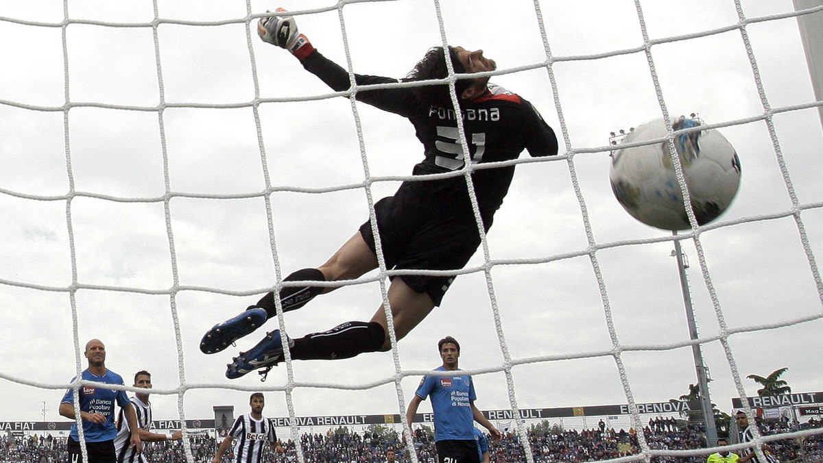 Juventus i AC Milan pewnie wygrały swoje mecze w 35. kolejce Serie A. Bianconeri rozbili 4:0 Novarę i zachowali pozycję lidera. Po piętach depczą im jednak Rossoneri, którzy 4:1 ograli Sienę.