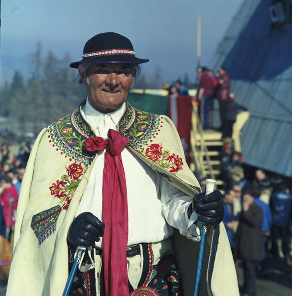 Teodor Dawidek, zakopiański narciarz i przewodnik tatrzański. Jako nestor instruktorów narciarstwa w Zakopanem w latach powojennych nieraz otwierał zawody narciarskie pierwszym przejazdem trasy w stroju góralskim.