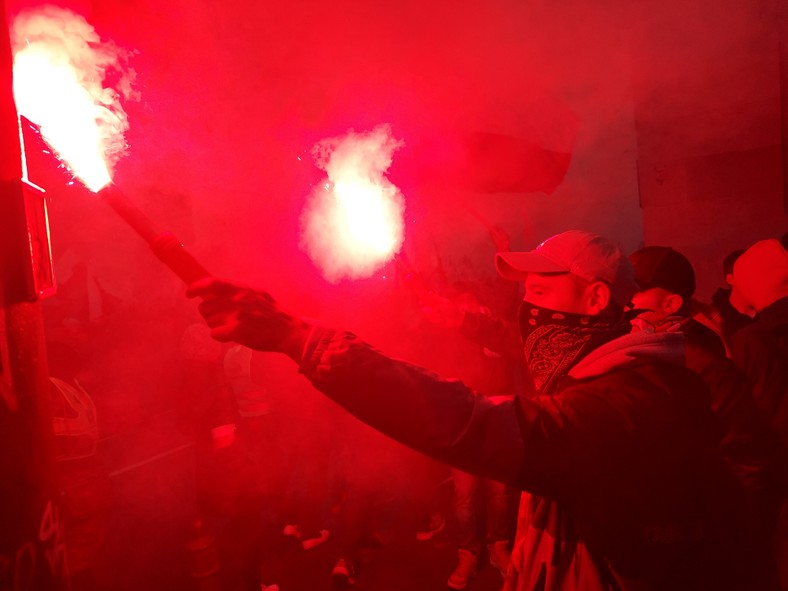 Uczestnicy Marszu Niepodległości raz po raz odpalali race, choć organizatorzy zgromadzenia informowali, że jest to zakazane