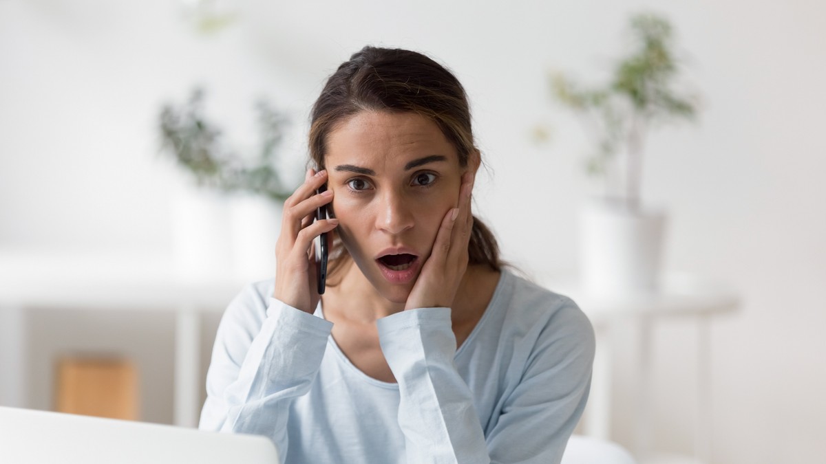 uplašena žena priča na telefon