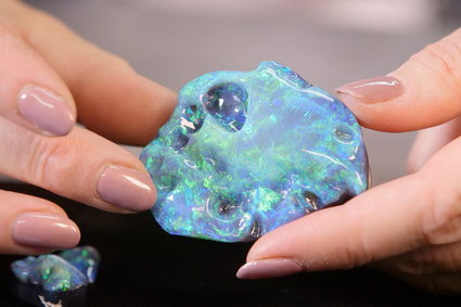 To jeden z najdroższych kamieni szlachetnych na świecie. Dlaczego czarny opal jest taki cenny?