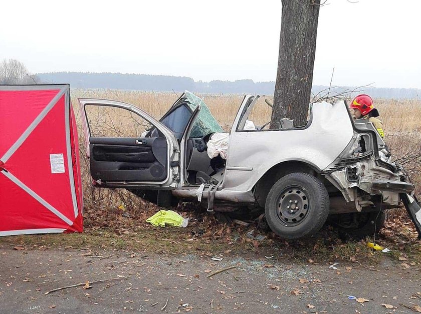 Krośnieńscy strażacy rozcinali karoserię volkswagena, żeby uwolnić rannych 