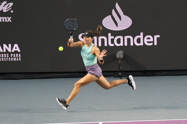 Amerykanka Jessica Pegula w meczu grupy Bacalar z Eleną Rybakiną z Kazachstanu podczas turnieju tenisowego „masters” WTA Finals 2023