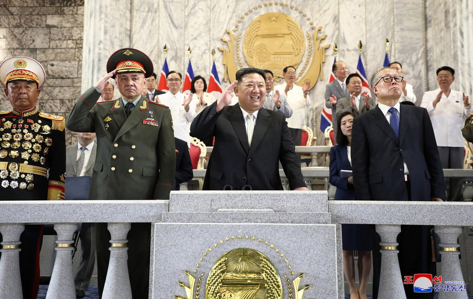 Przywódca Korei Północnej Kim Dzong Un (w środku) podczas parady wojskowej obok rosyjskiego ministra obrony Siergieja Szojgu (z lewej) i członka Biura Politycznego Komunistycznej Partii Chin Li Hongzhonga (z prawej).