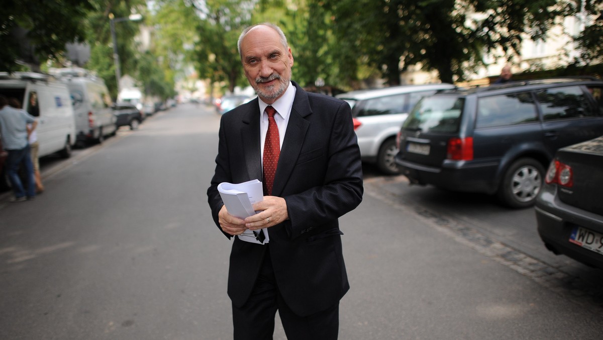 Nie jest prawdą, by Antoni Macierewicz zajmował gabinet szefa MON w siedzibie resortu przy ul. Klonowej w Warszawie; podkomisja smoleńska korzysta z pomieszczeń w innym budynku w tym kompleksie - powiedział dziś w Sejmie wiceminister obrony Wojciech Skurkiewicz.