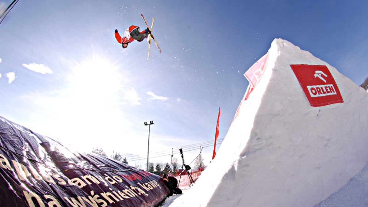 Pokaz freestyle’owych skoków narciarzy i snowboardzistów z miękkim lądowaniem na gigantycznej poduszce powietrznej odbędzie się przy stoku Bania w Białce Tatrzańskiej 18 lutego (piątek) o godz. 17:00. Impreza jest częścią akcji Zimowe Stop Cafe - sportowych zabaw bezpłatnych dla wszystkich chętnych, z atrakcyjnymi nagrodami. Gośćmi specjalnymi, którzy obejrzą popisy młodych freestyle’owych zawodników, będą kierowcy ORLEN Teamu, którzy niedawno powrócili ze zmagań w Rajdzie Dakar.