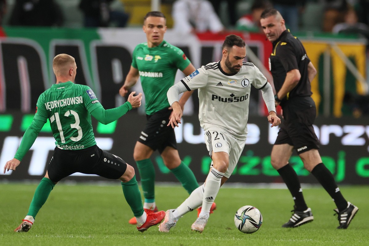 Zawodnik Legii Warszawa Rafael Lopes (P) i Marcel Wędrychowski (L) z Górnika Łęczna podczas meczu 8. kolejki piłkarskiej Ekstraklasy